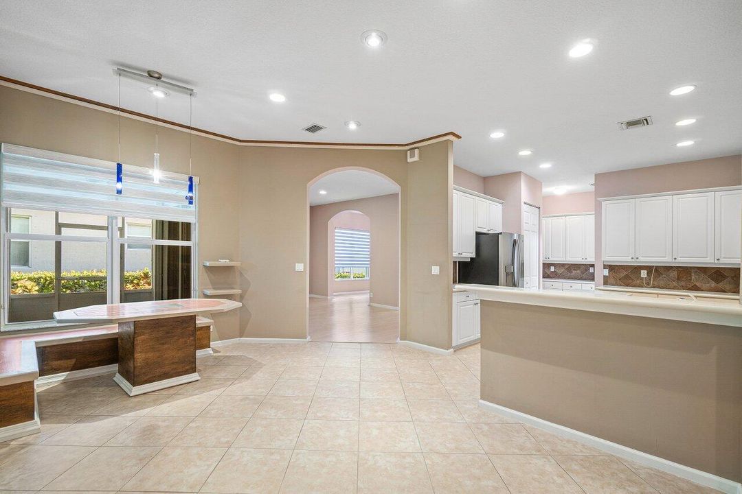 Activo con contrato: $695,000 (5 camas, 3 baños, 2807 Pies cuadrados)