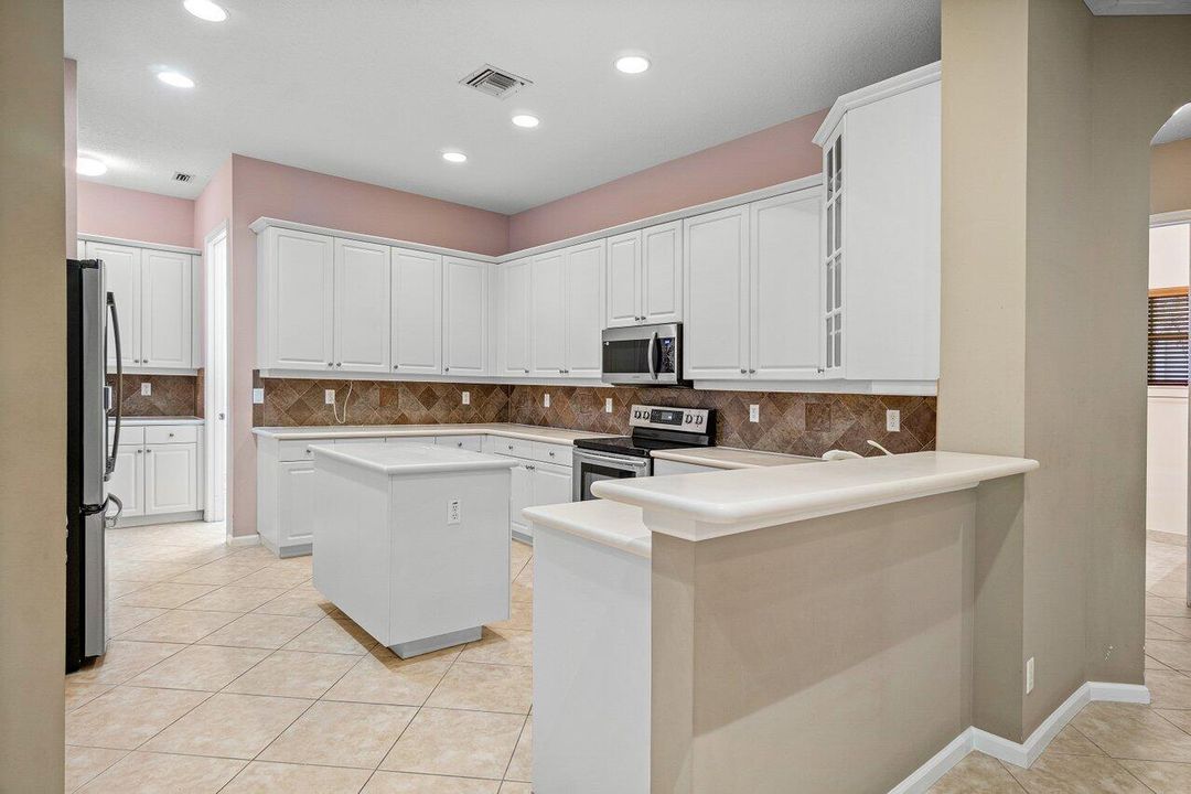 Activo con contrato: $695,000 (5 camas, 3 baños, 2807 Pies cuadrados)