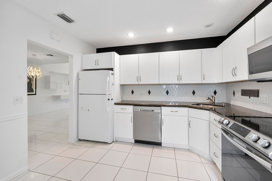 合同活跃: $230,000 (3 贝兹, 2 浴室, 1447 平方英尺)