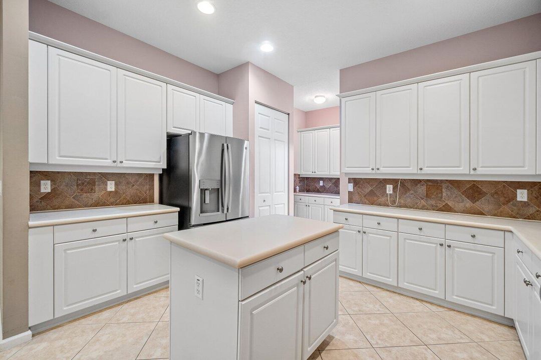 Activo con contrato: $695,000 (5 camas, 3 baños, 2807 Pies cuadrados)