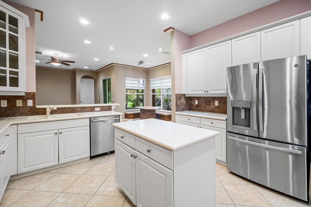 Activo con contrato: $695,000 (5 camas, 3 baños, 2807 Pies cuadrados)