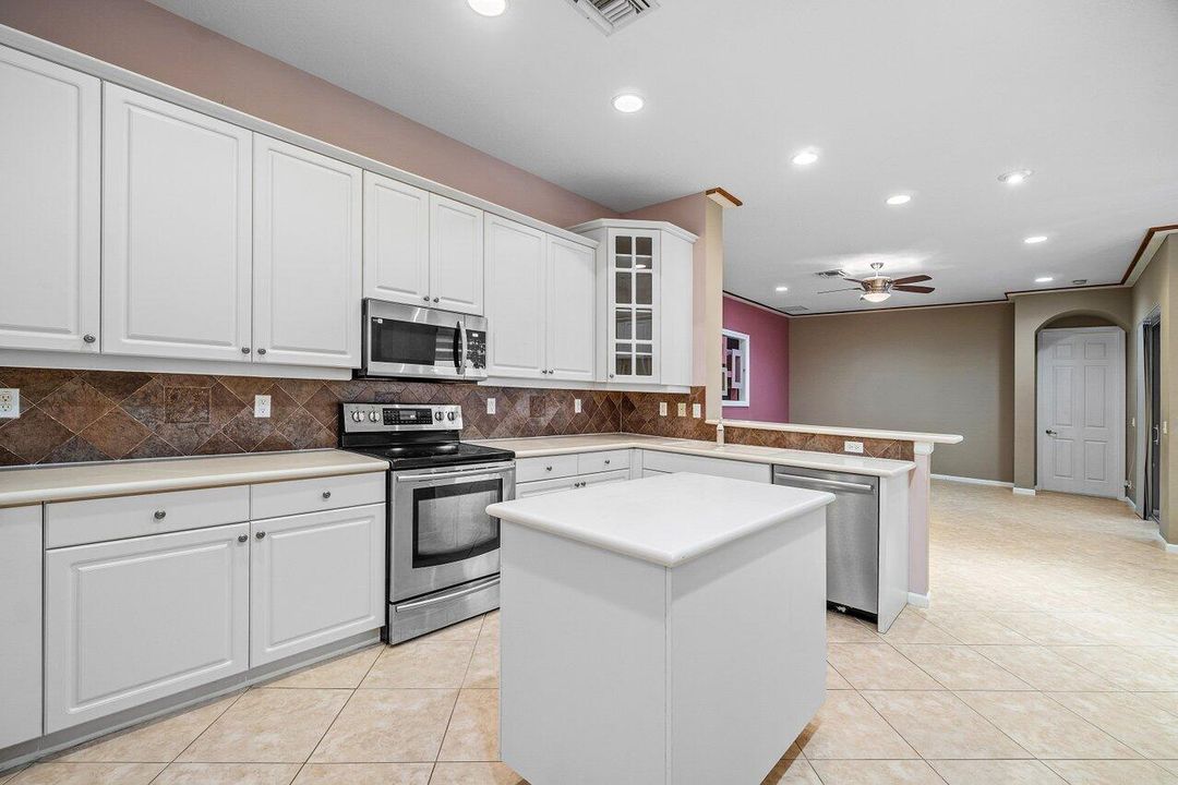 Activo con contrato: $695,000 (5 camas, 3 baños, 2807 Pies cuadrados)