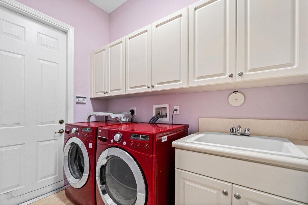 Activo con contrato: $695,000 (5 camas, 3 baños, 2807 Pies cuadrados)