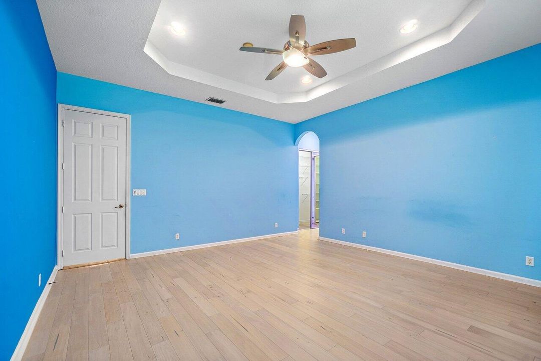 Activo con contrato: $695,000 (5 camas, 3 baños, 2807 Pies cuadrados)