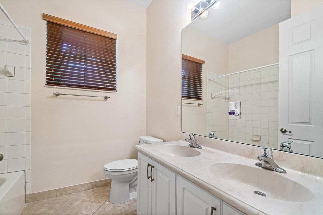 Activo con contrato: $695,000 (5 camas, 3 baños, 2807 Pies cuadrados)