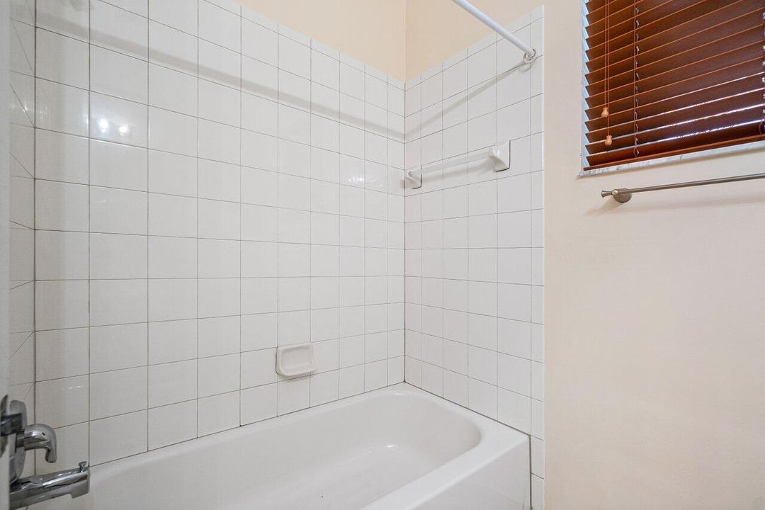 Activo con contrato: $695,000 (5 camas, 3 baños, 2807 Pies cuadrados)