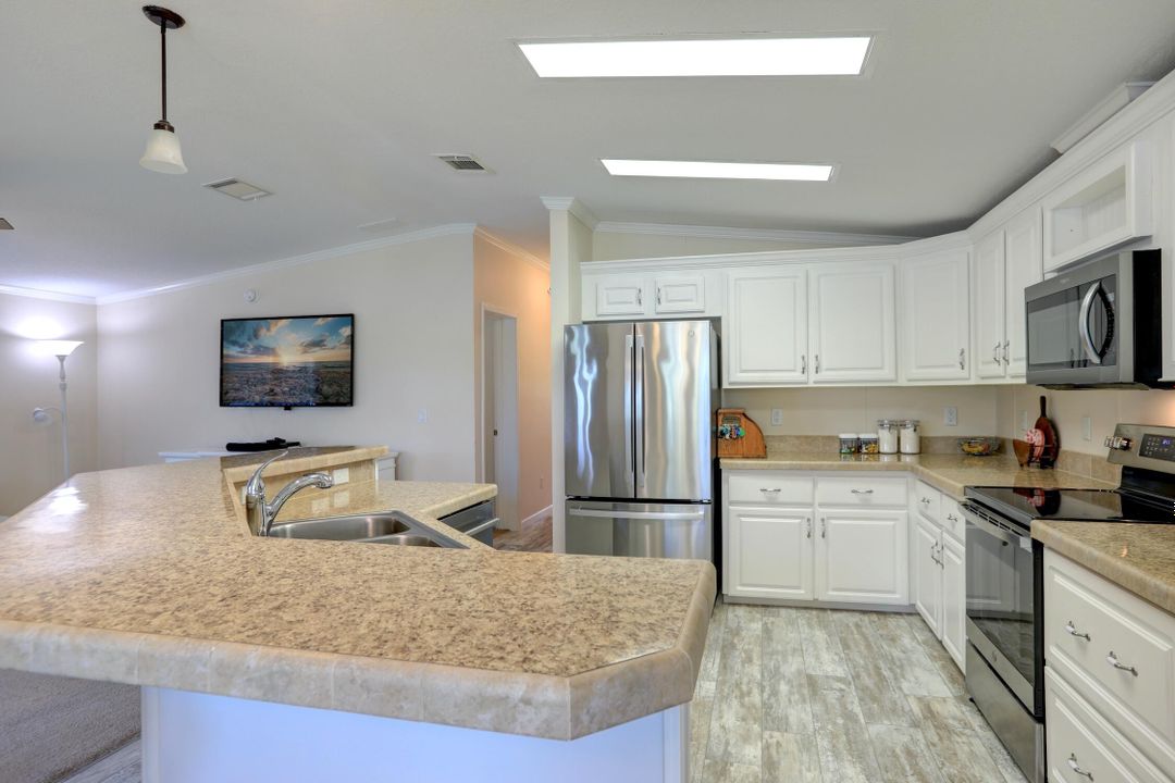 For Sale: $327,000 (3 beds, 2 baths, 1421 Square Feet)