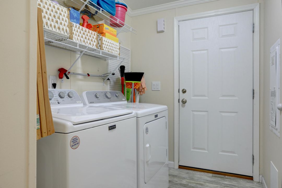 For Sale: $327,000 (3 beds, 2 baths, 1421 Square Feet)