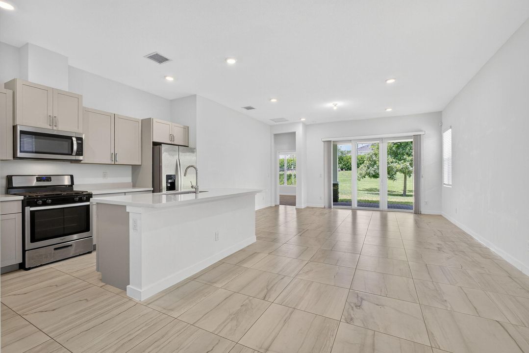 合同活跃: $495,000 (3 贝兹, 2 浴室, 1925 平方英尺)