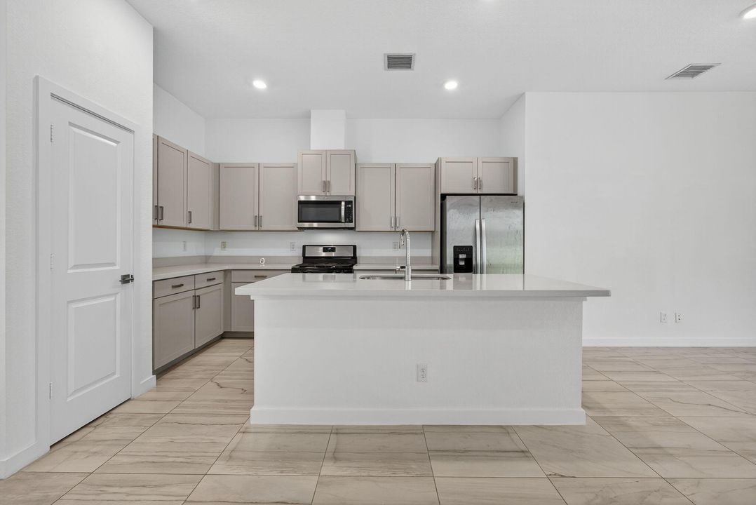 合同活跃: $495,000 (3 贝兹, 2 浴室, 1925 平方英尺)