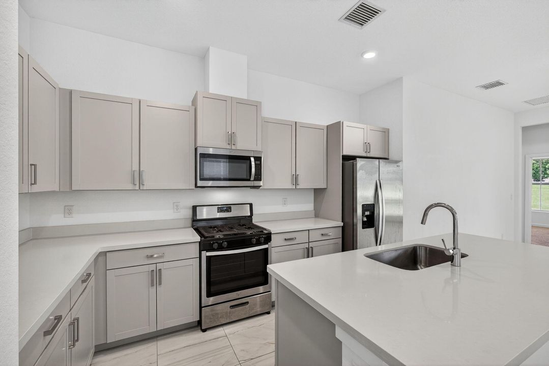 合同活跃: $495,000 (3 贝兹, 2 浴室, 1925 平方英尺)