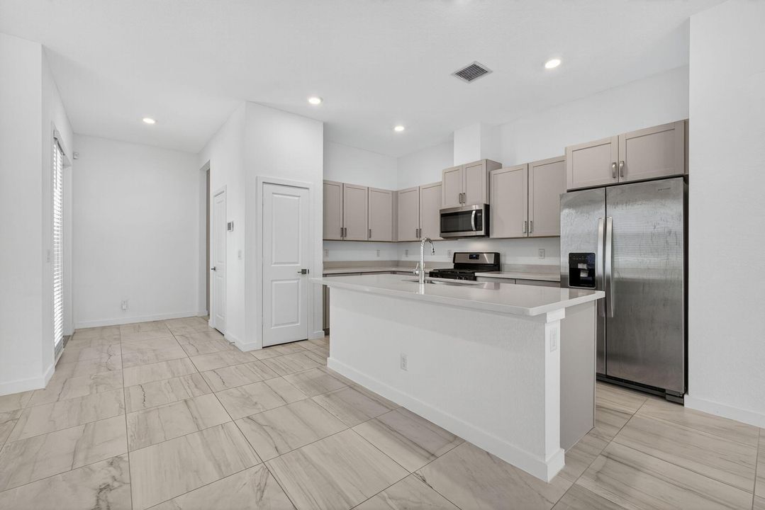 合同活跃: $495,000 (3 贝兹, 2 浴室, 1925 平方英尺)