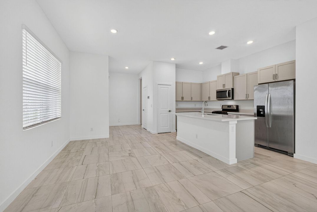 合同活跃: $495,000 (3 贝兹, 2 浴室, 1925 平方英尺)