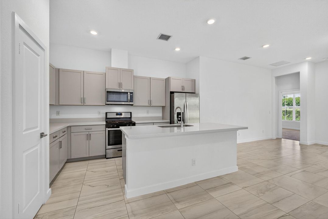 合同活跃: $495,000 (3 贝兹, 2 浴室, 1925 平方英尺)