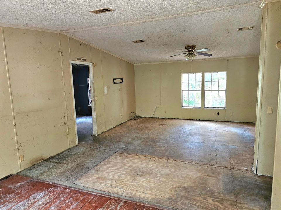 For Sale: $109,900 (3 beds, 2 baths, 1296 Square Feet)