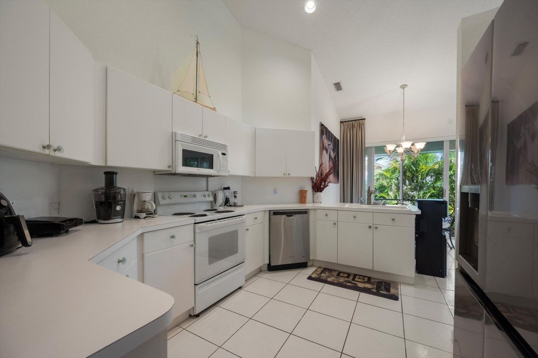 Под контрактом: $8,000 (2 спален, 2 ванн, 1910 Квадратных фут)