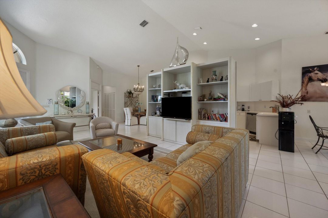 Под контрактом: $8,000 (2 спален, 2 ванн, 1910 Квадратных фут)