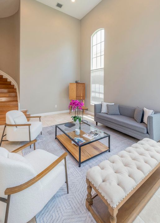 合同活跃: $799,000 (5 贝兹, 2 浴室, 3027 平方英尺)