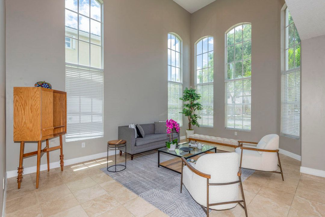 合同活跃: $799,000 (5 贝兹, 2 浴室, 3027 平方英尺)