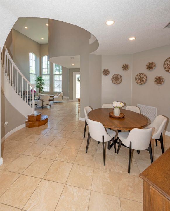 合同活跃: $799,000 (5 贝兹, 2 浴室, 3027 平方英尺)