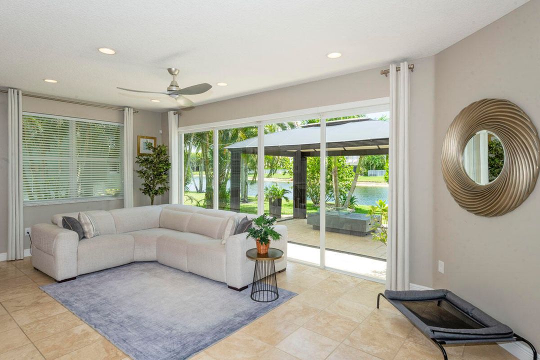 合同活跃: $799,000 (5 贝兹, 2 浴室, 3027 平方英尺)