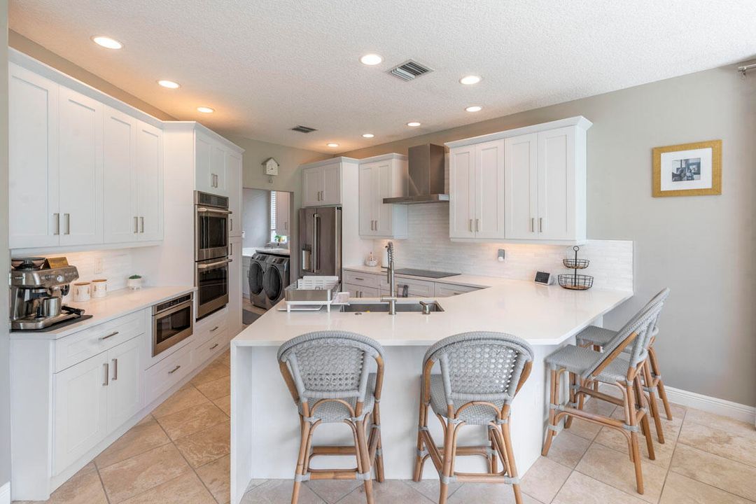 合同活跃: $799,000 (5 贝兹, 2 浴室, 3027 平方英尺)