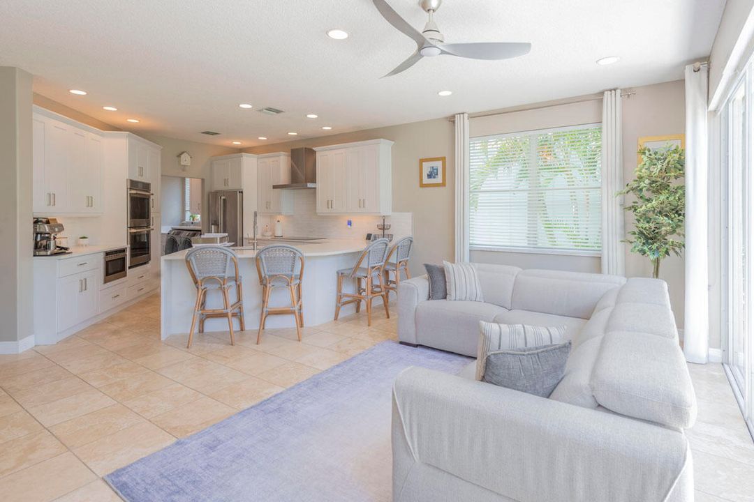 合同活跃: $799,000 (5 贝兹, 2 浴室, 3027 平方英尺)