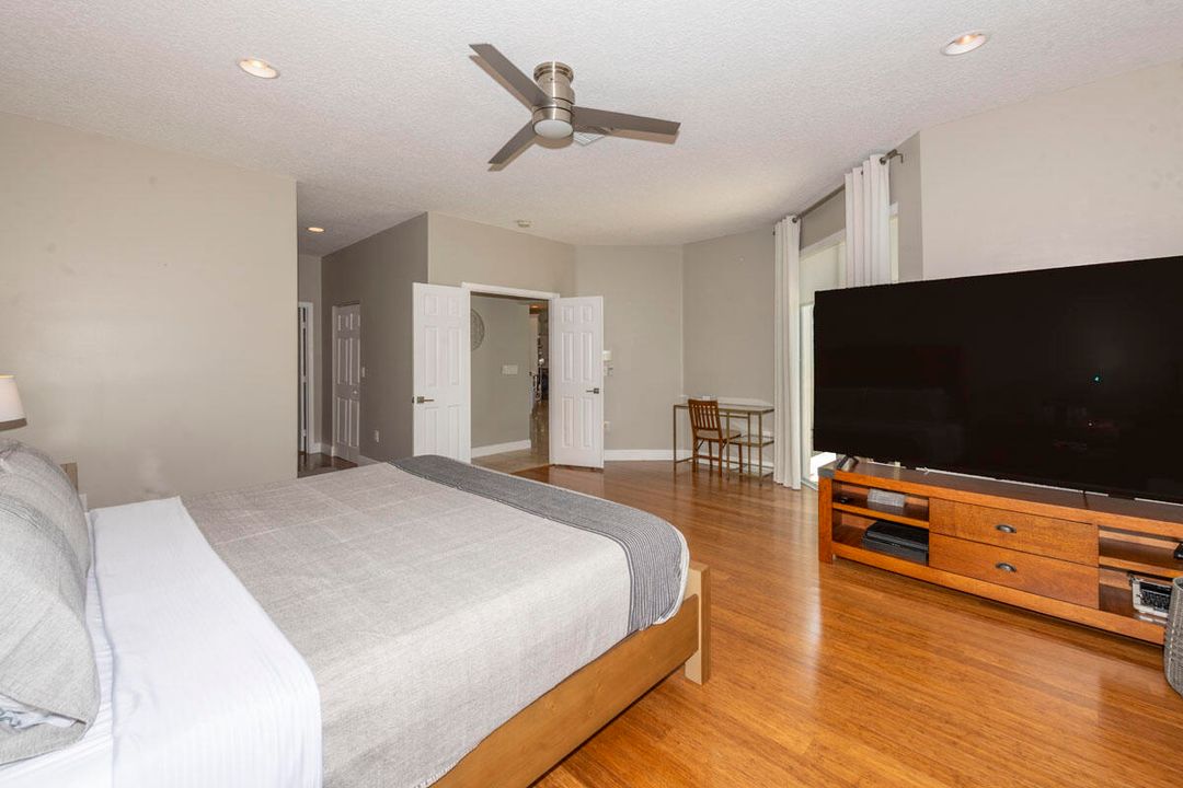 合同活跃: $799,000 (5 贝兹, 2 浴室, 3027 平方英尺)