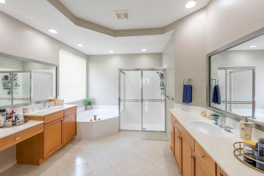 合同活跃: $799,000 (5 贝兹, 2 浴室, 3027 平方英尺)