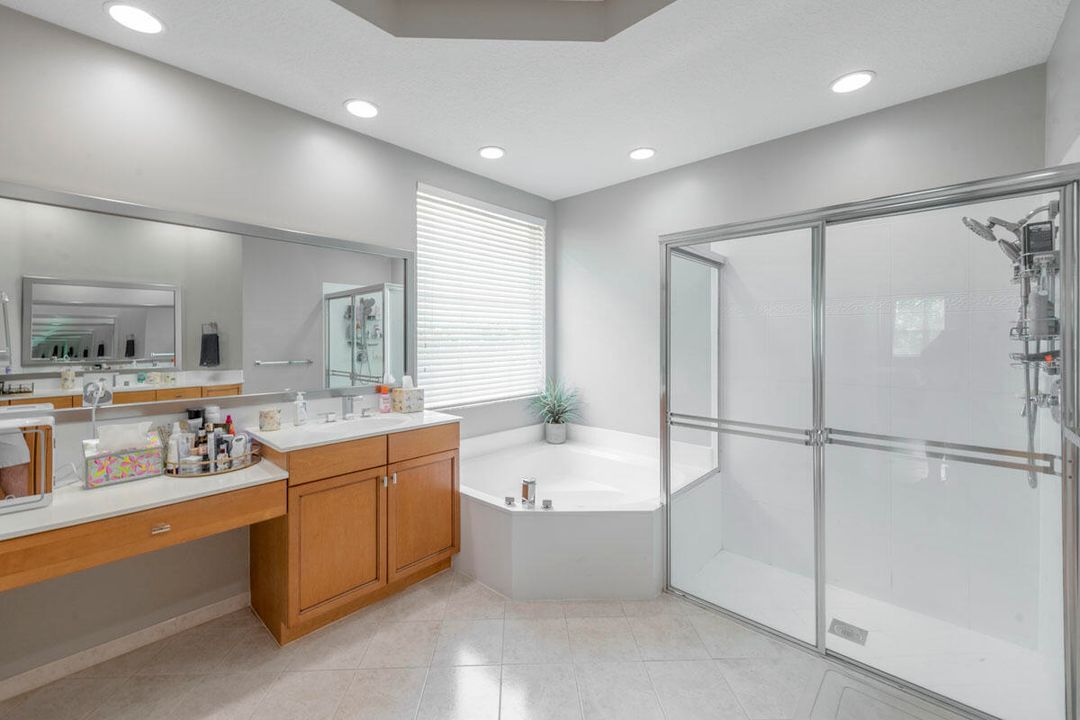 合同活跃: $799,000 (5 贝兹, 2 浴室, 3027 平方英尺)