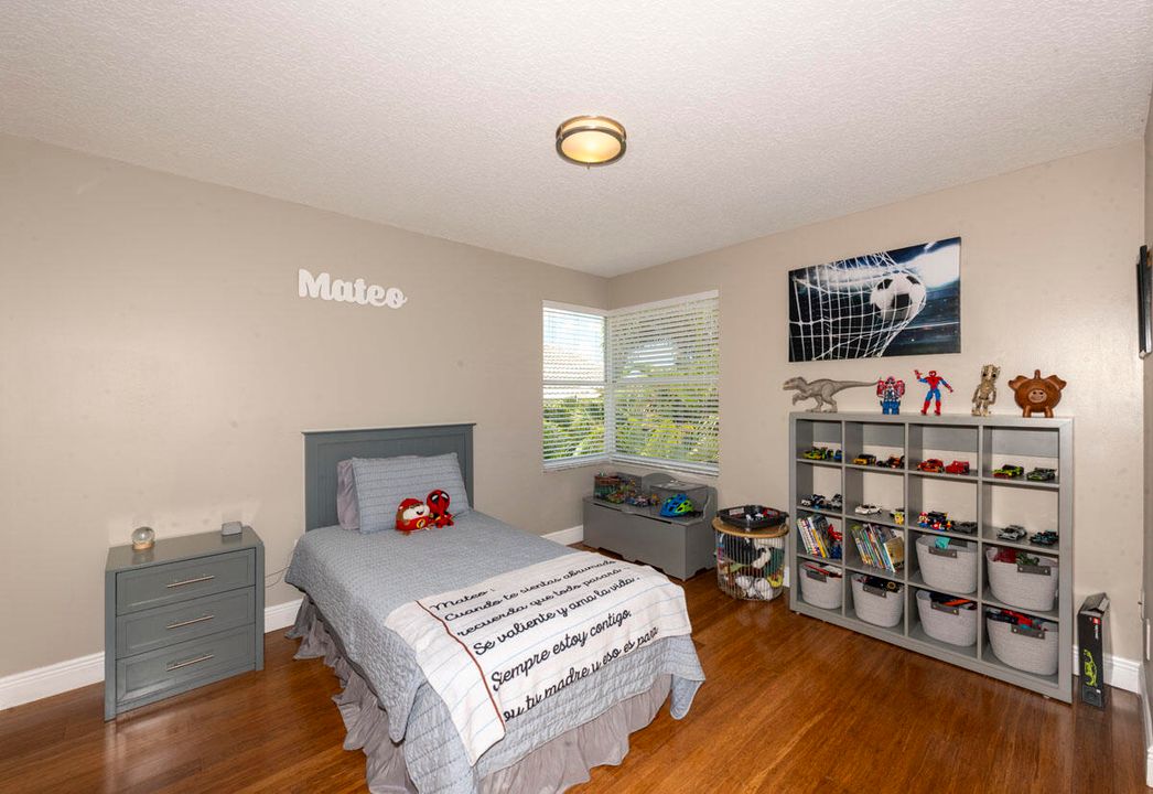 合同活跃: $799,000 (5 贝兹, 2 浴室, 3027 平方英尺)