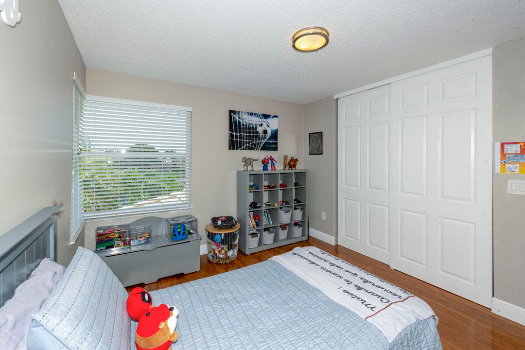 合同活跃: $799,000 (5 贝兹, 2 浴室, 3027 平方英尺)