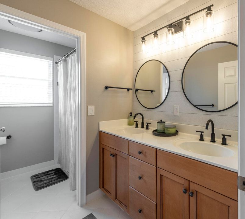 合同活跃: $799,000 (5 贝兹, 2 浴室, 3027 平方英尺)