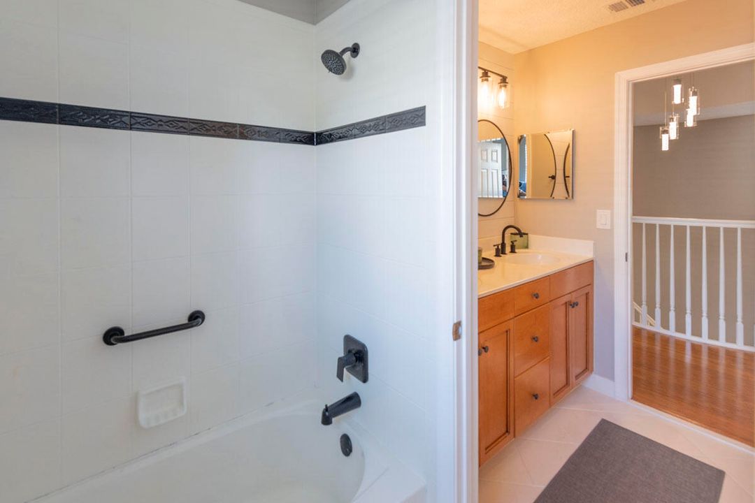 合同活跃: $799,000 (5 贝兹, 2 浴室, 3027 平方英尺)