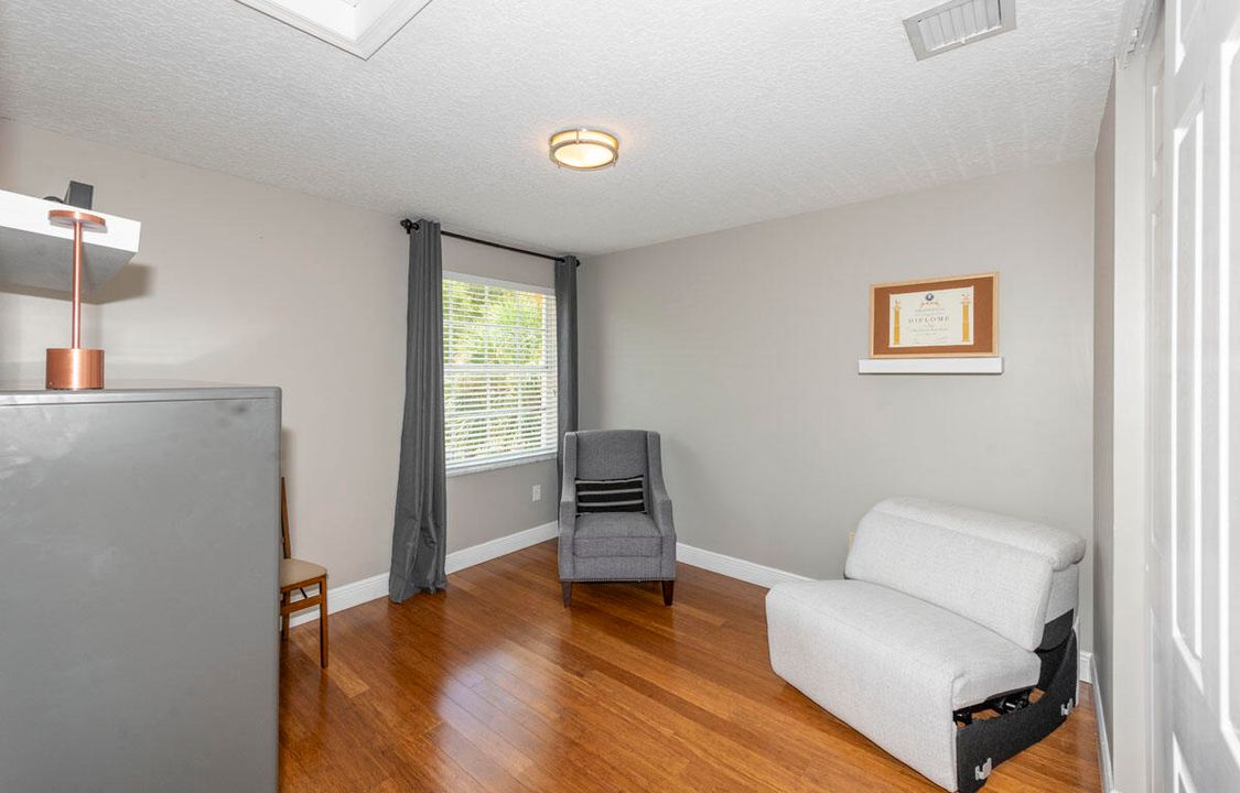 合同活跃: $799,000 (5 贝兹, 2 浴室, 3027 平方英尺)