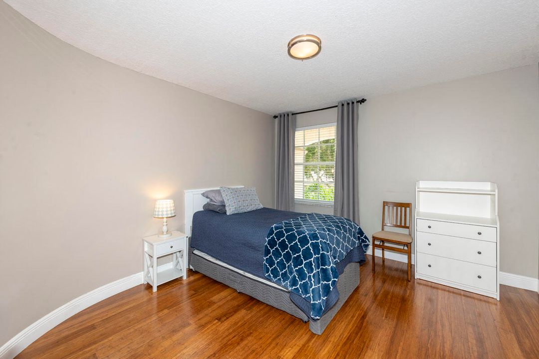 合同活跃: $799,000 (5 贝兹, 2 浴室, 3027 平方英尺)