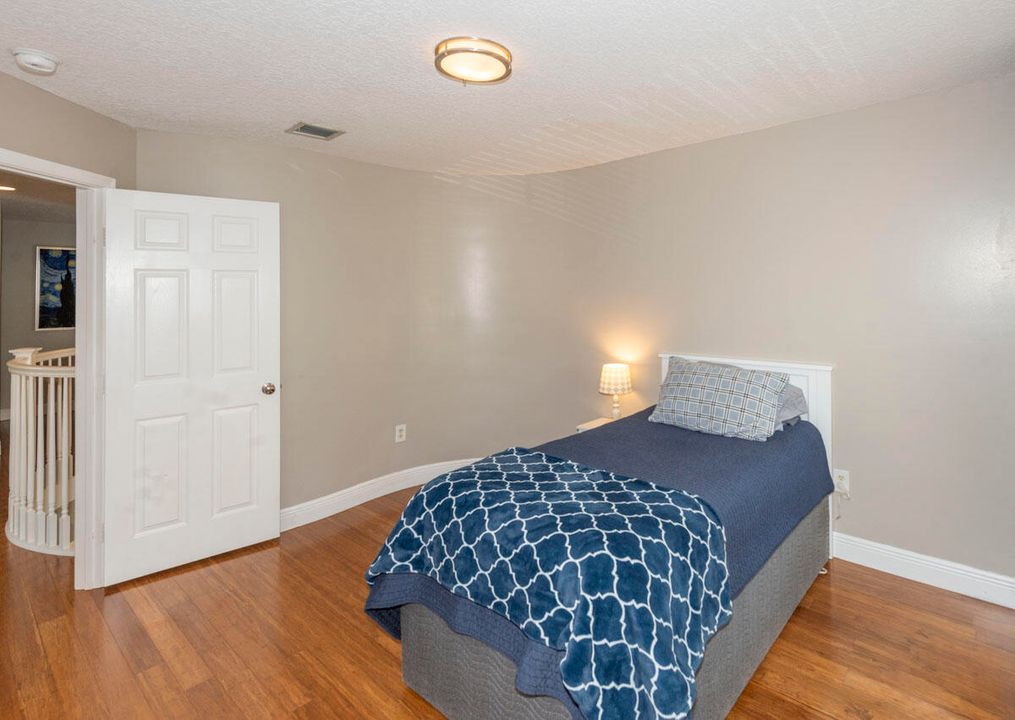 合同活跃: $799,000 (5 贝兹, 2 浴室, 3027 平方英尺)