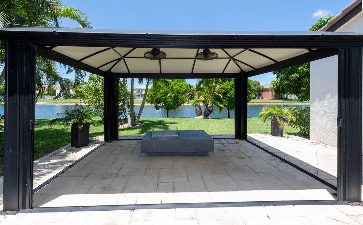 合同活跃: $799,000 (5 贝兹, 2 浴室, 3027 平方英尺)