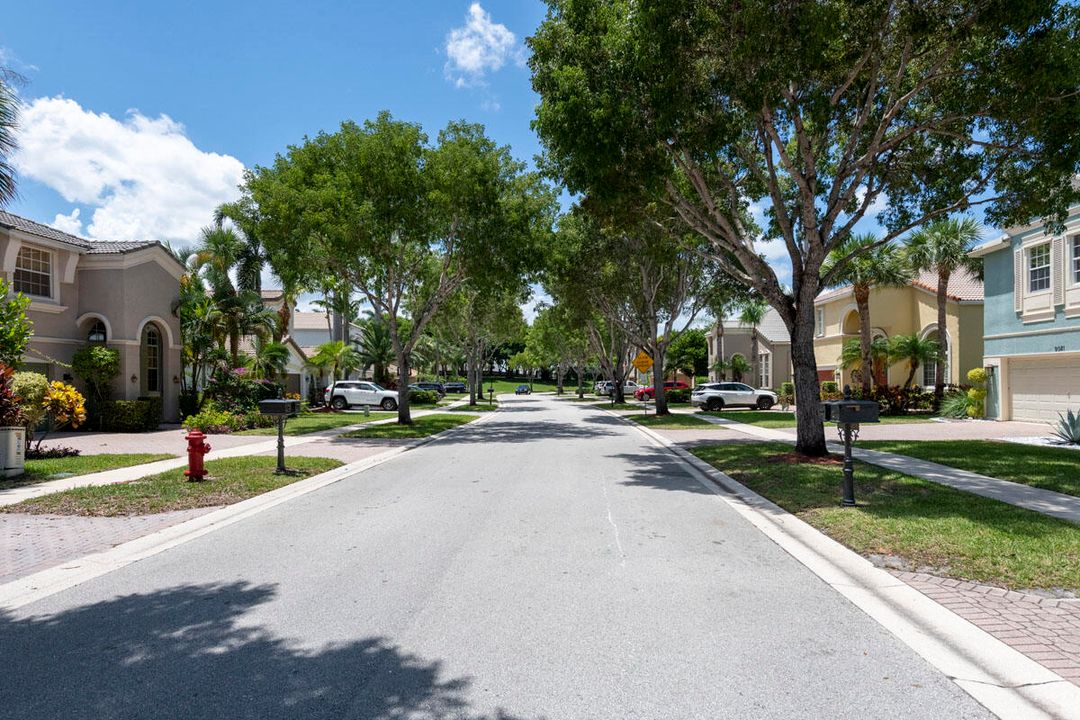 合同活跃: $799,000 (5 贝兹, 2 浴室, 3027 平方英尺)