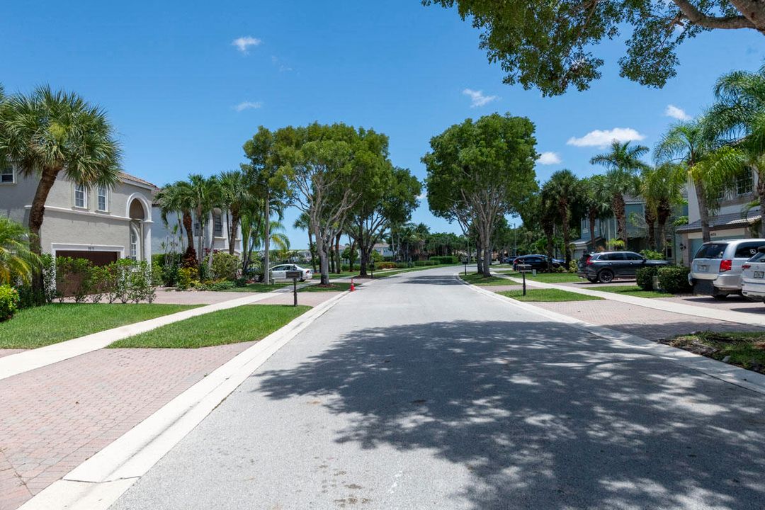 合同活跃: $799,000 (5 贝兹, 2 浴室, 3027 平方英尺)