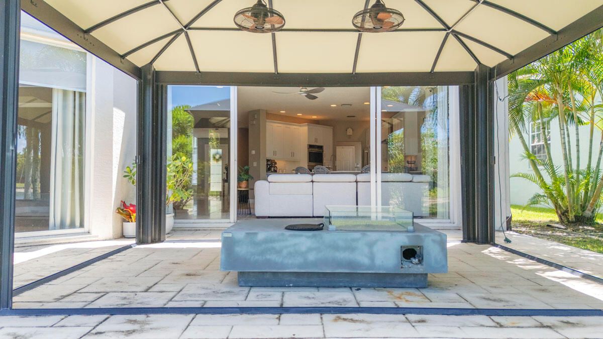 合同活跃: $799,000 (5 贝兹, 2 浴室, 3027 平方英尺)