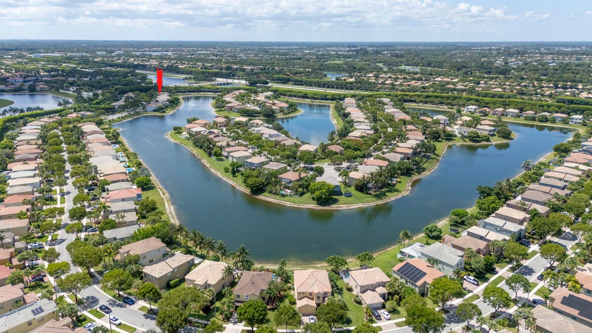 合同活跃: $799,000 (5 贝兹, 2 浴室, 3027 平方英尺)