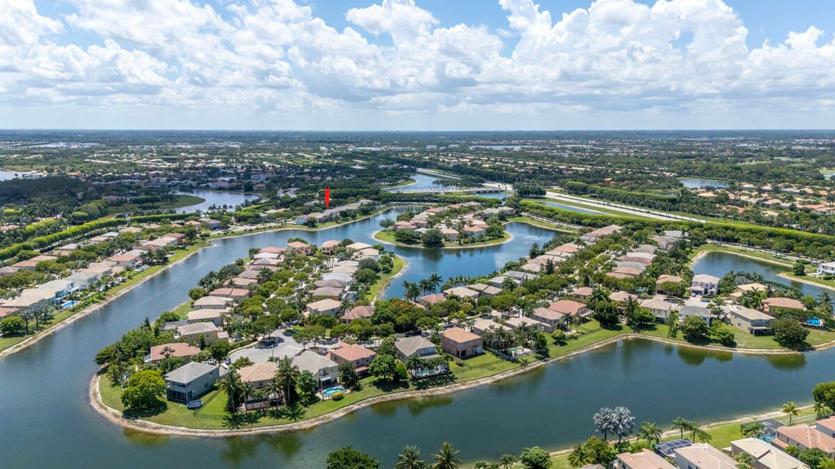 合同活跃: $799,000 (5 贝兹, 2 浴室, 3027 平方英尺)