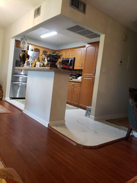 待售: $119,900 (1 贝兹, 1 浴室, 810 平方英尺)