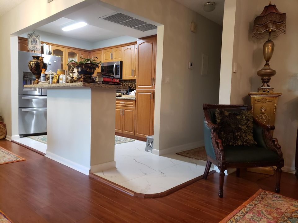 待售: $119,900 (1 贝兹, 1 浴室, 810 平方英尺)