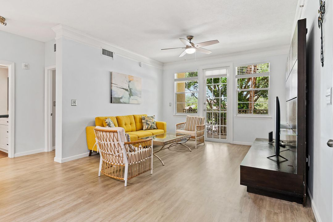 For Sale: $229,000 (1 beds, 1 baths, 820 Square Feet)