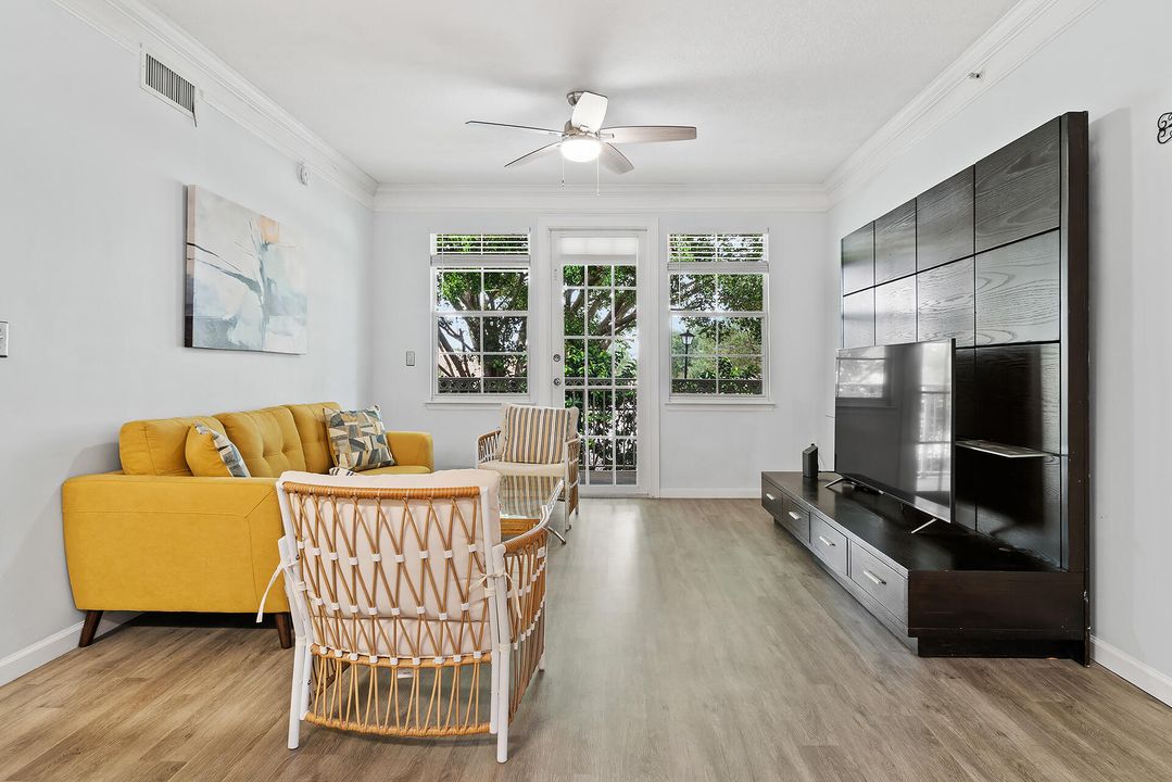 For Sale: $229,000 (1 beds, 1 baths, 820 Square Feet)