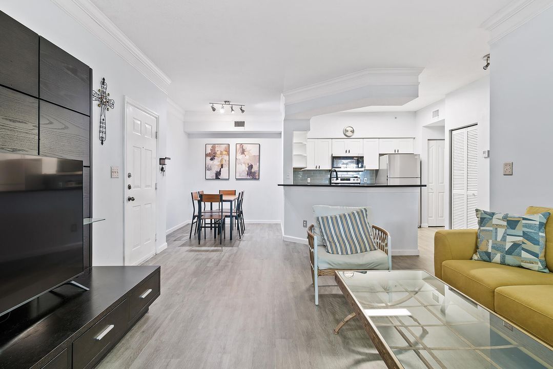 For Sale: $229,000 (1 beds, 1 baths, 820 Square Feet)