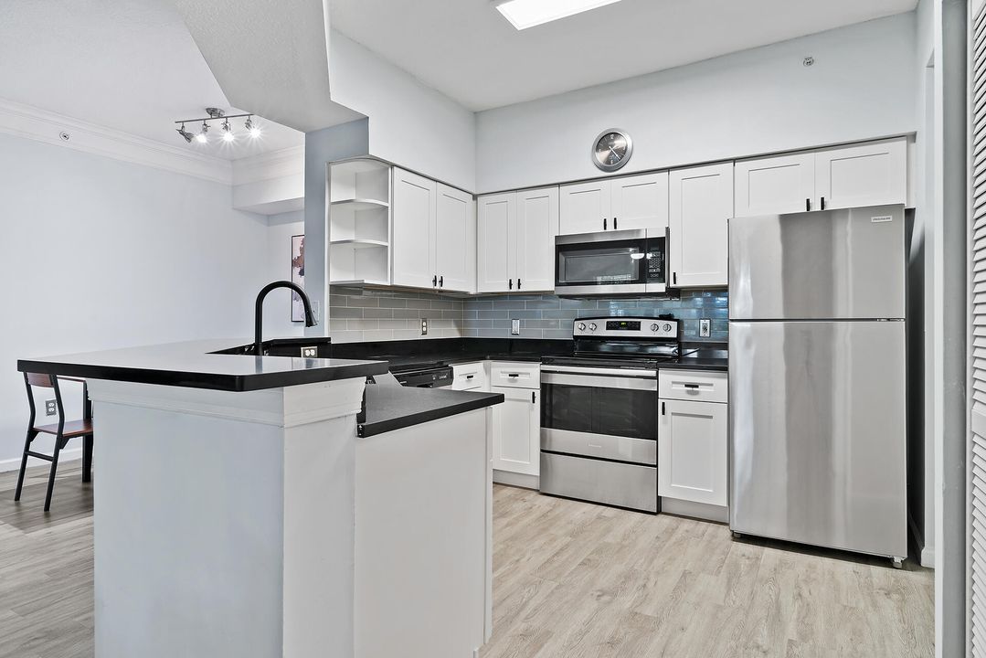 For Sale: $229,000 (1 beds, 1 baths, 820 Square Feet)