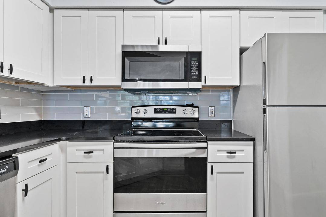 For Sale: $229,000 (1 beds, 1 baths, 820 Square Feet)